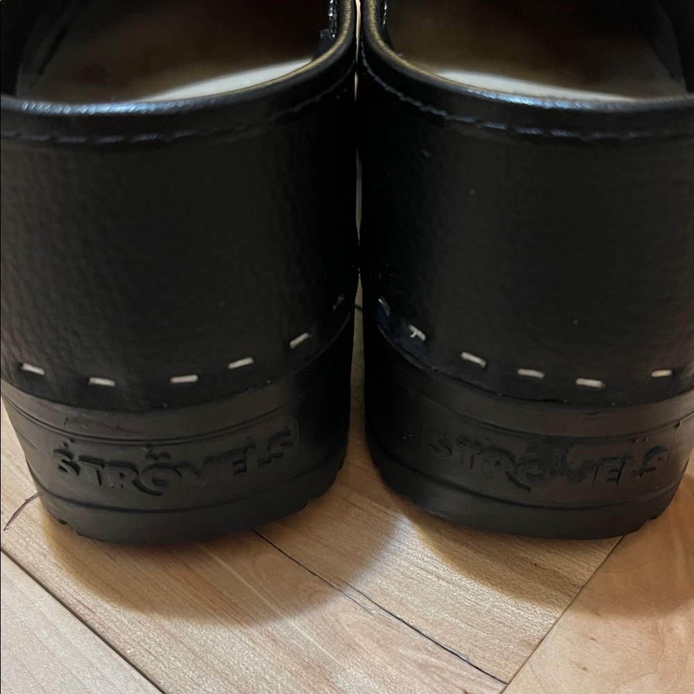 Strovels 304 Black Leather Clogs - Picture 16 of 16